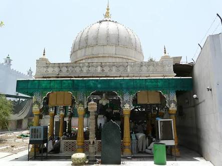 2016-December-20-LEAFLETING- Dargah Hazrat Bukhtiyar Kaki, New Delhi, India