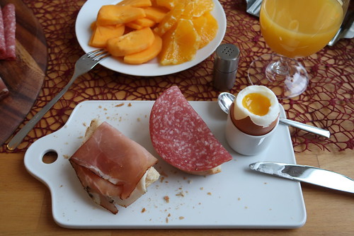 Schinkenspeck (von Bio Janssen) und Salami (von frohNATUR) auf Brötchen zum Frühstücksei