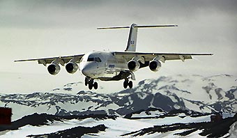 DAP BAe-AvroRJ85 aterrizando en la Antártida (DAP)