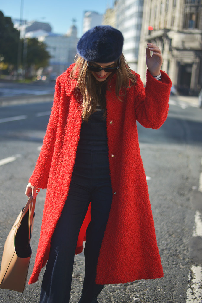 Hilary's casual look is complemented with a relaxed bright red LV