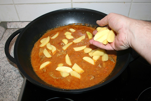 62 - Kartoffelspalten dazu geben / Add potato wedges