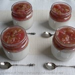 Rezepte mit Rhabarber: ©Coconut creams with poached rhubarb