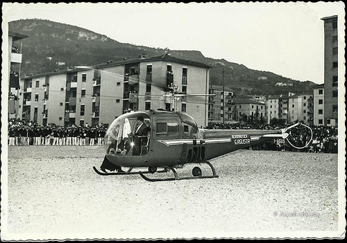 Ascoli Piceno: la statua dell'Immacolata arriva con l'elicottero (1959)