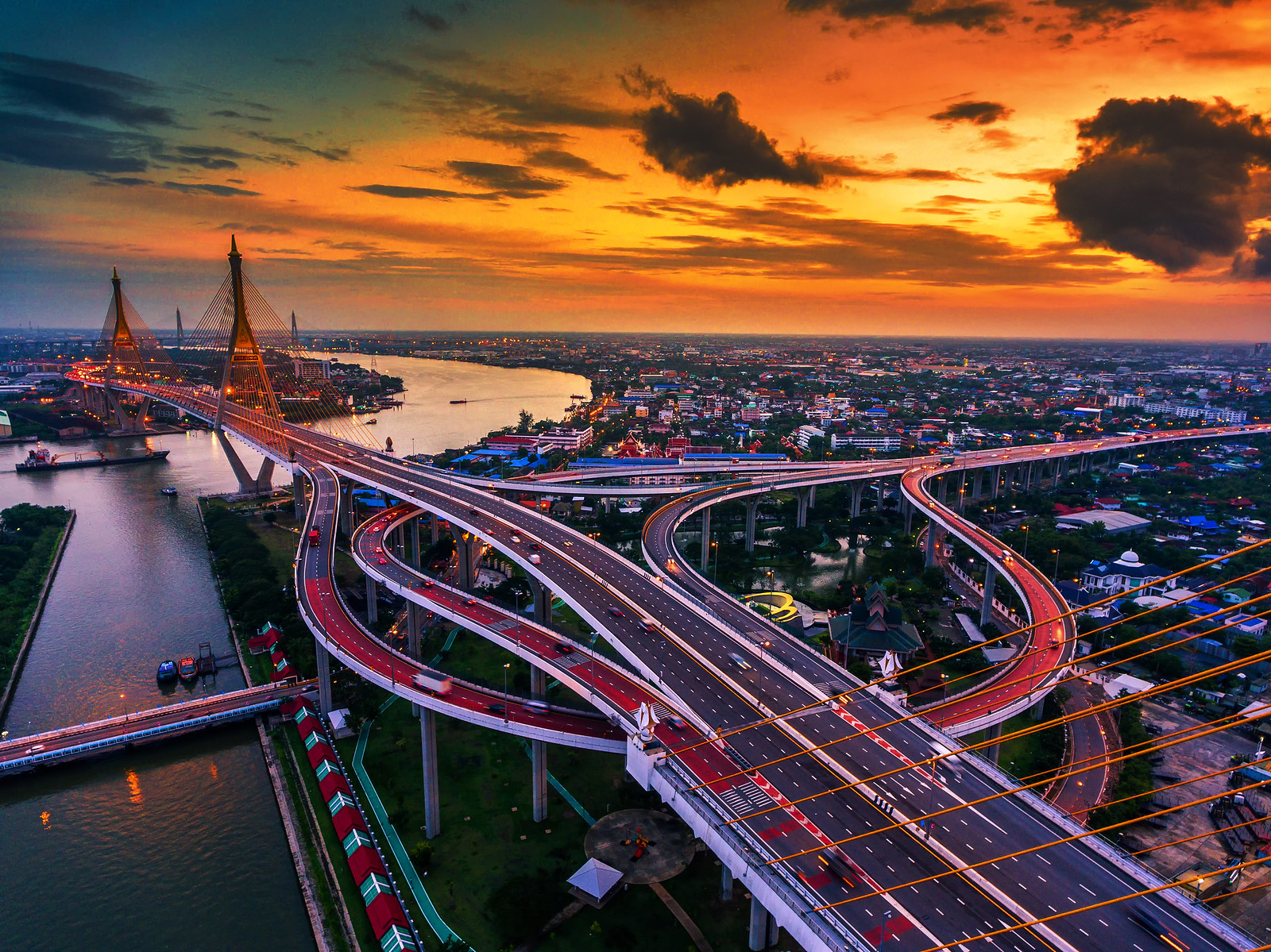 Какая река в бангкоке. Мост в Бангкоке. Мост Дипангкорн Расмийоти, Бангкок, Таиланд. Квантовый мост Бангкок. Двойной мост Бхумибол Бангкок.