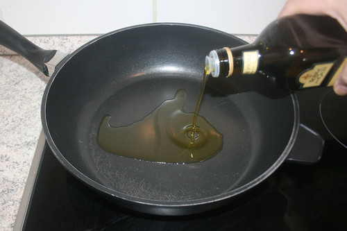 23 - Olivenöl in Pfanne erhitzen / Heat up olive oil in pan