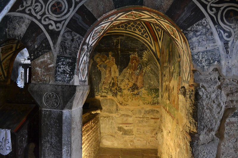 Frescos en la cripta y capitel con rosetón bizantino