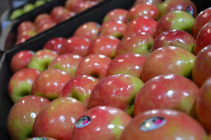 Pink Lady apples at Melbourne Markets DSC_6288