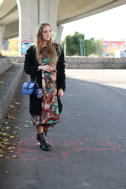 colorful-dress-and-studded-boots-whole-look-side-wiebkembg