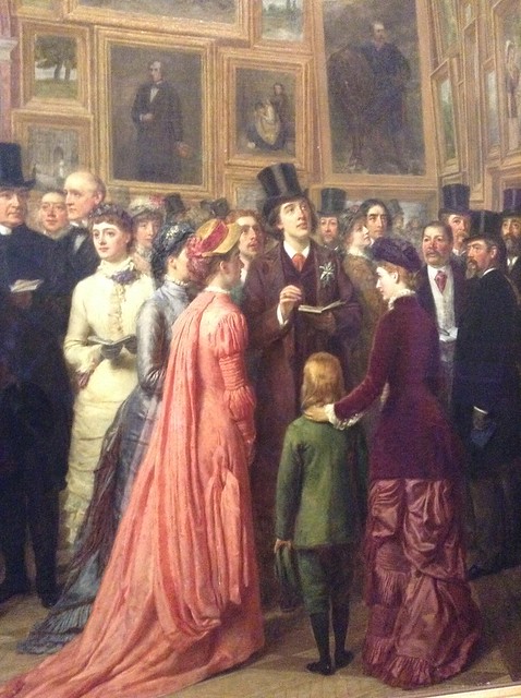 皇家美院1881年度画展场景。中间的男人是王尔德。