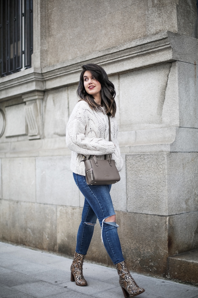 Ripped-jeans-La-Redoute-White_Knit-Snake_Effect_Booties-Acosta-Carmen-_Bag-Outfit-Street_Style6