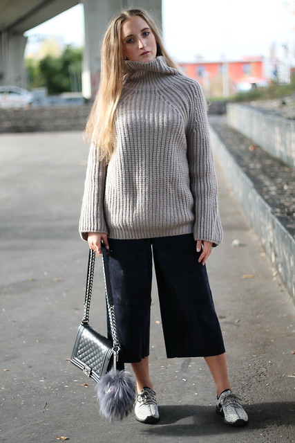 turtle-neck-sweater-and-culottes-whole-outfit-front-wmbg