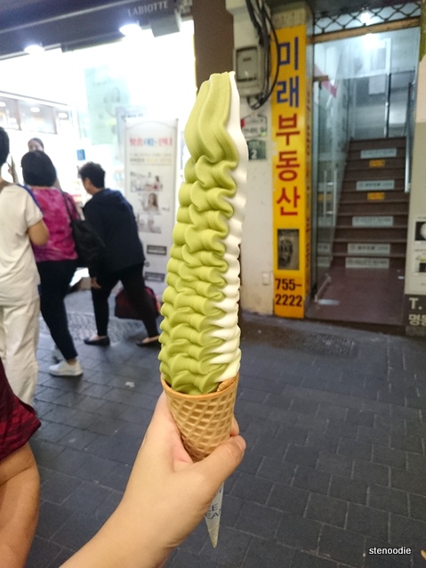  Matcha and vanilla 32 cm soft serve cone