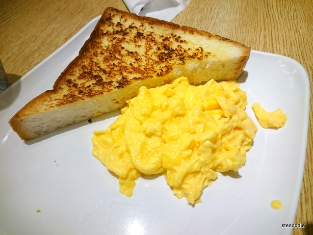  Scrambled eggs and toast
