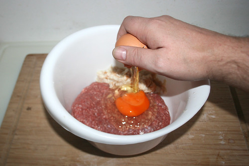 34 - Brötchen & Ei zum Hackfleisch geben / Add bun & egg to ground meat