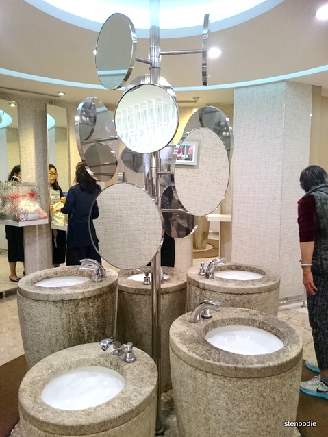  ladies washroom sink Incheon Airport
