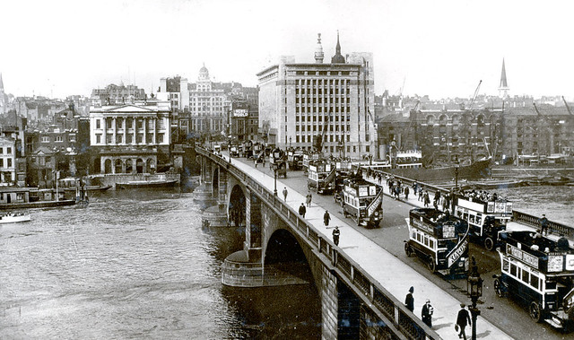 Street traffic on London Bridge in 1927