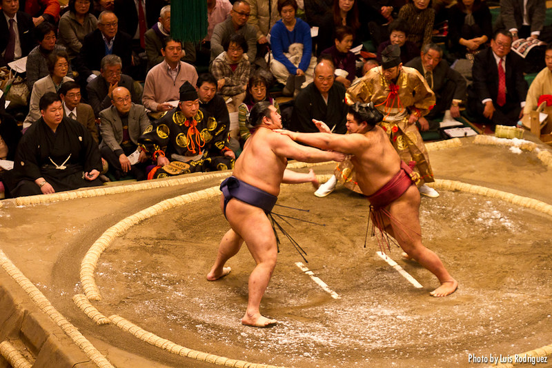 Combate de sumo en el Kokugikan