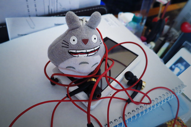 Day #143: totoro wants to untangle headphones
