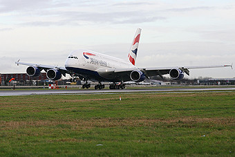 British Airways A380 aterrizando en LHR (Airbus)