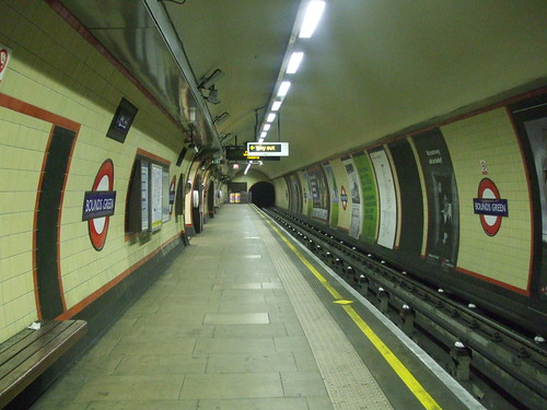 Bounds Green Tube Station - interior -