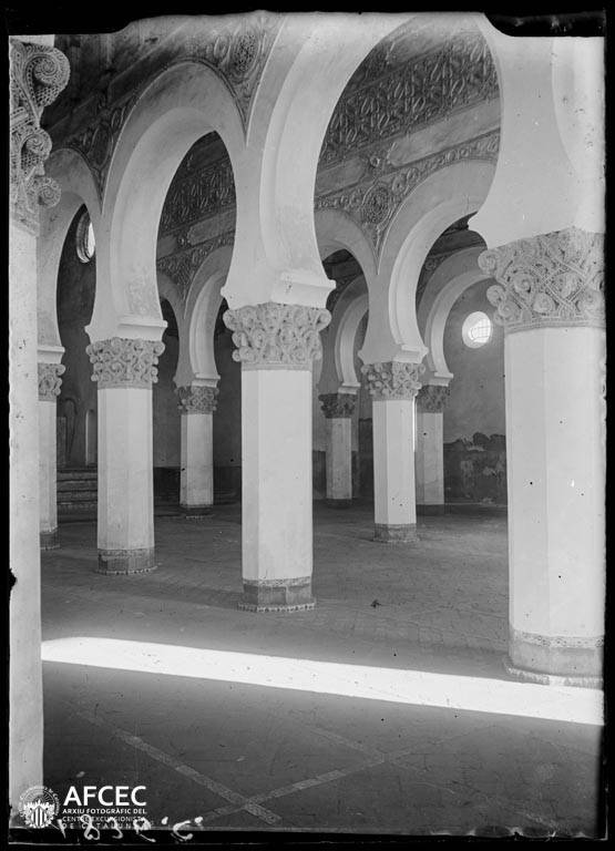 Sinagoga de Santa María la Blanca en Toledo a comienzos del siglo XX. Autor Desconocido   © Centre Excursionista de Catalunya