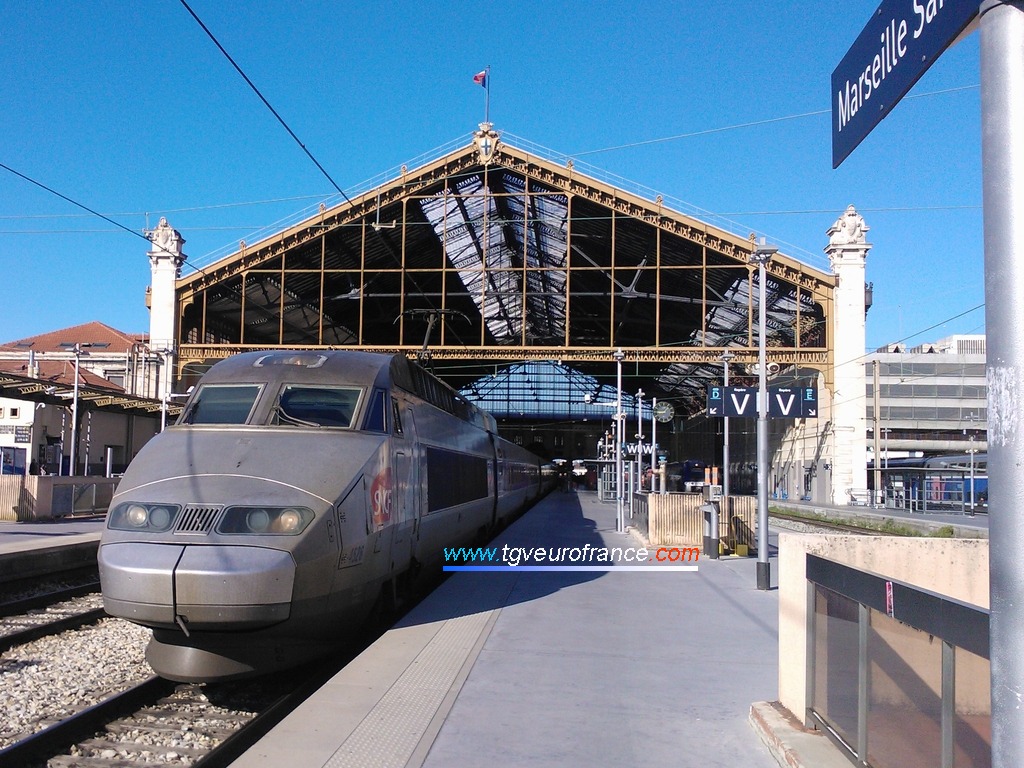 Un TGV Réseau tricourant (la rame 4526 SNCF) en gare de Marseille Saint-Charles