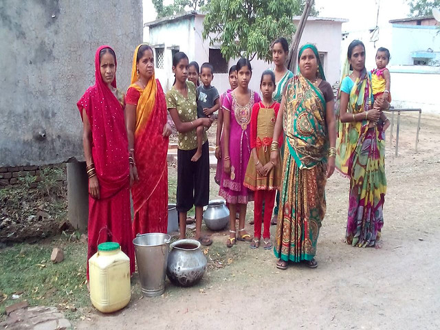 धमतरी जिले में पानी के लिये परेशान महिलाएँ