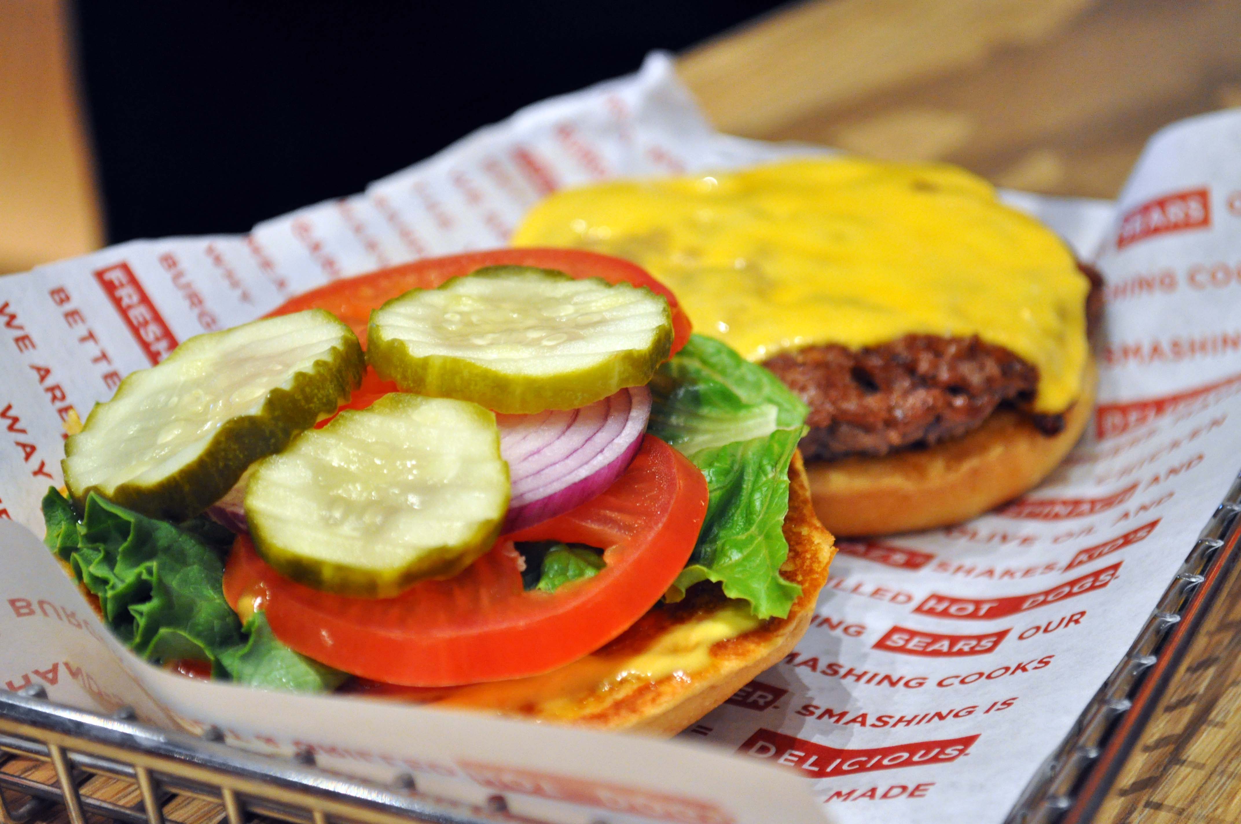 Smashburger-classic-cheeseburger