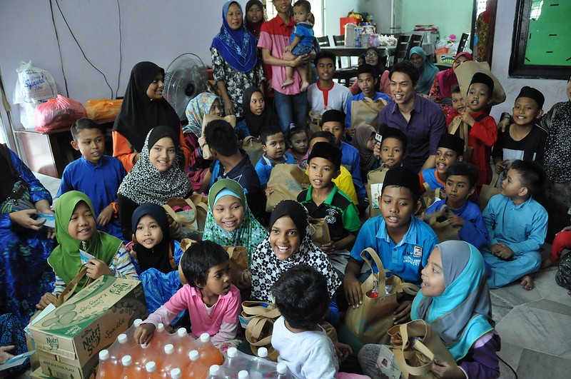 Pengacara Mbuzz Syafiq Nazri Bersama-Sama Dengan Anak Yatim Dan Beberapa Ibu Tunggal