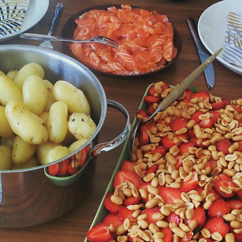Excellent lunch. ???#finnishfood #uudetperunat #mansikka #graavilohi