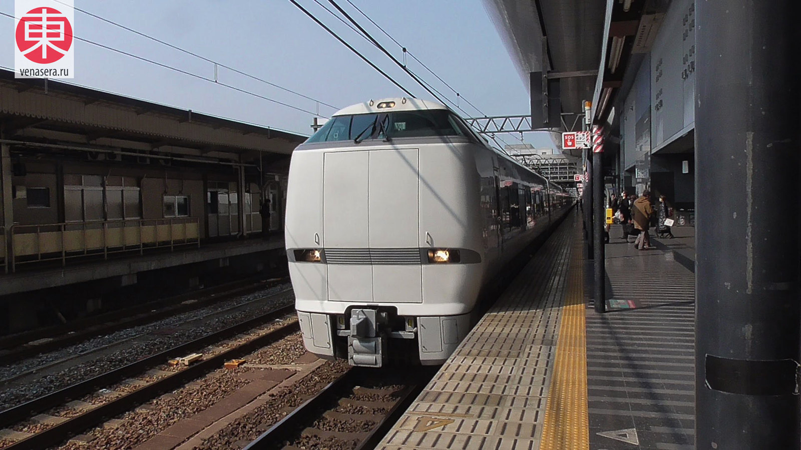 Поезд Thunderbird (サンダーバード), который курсирует по маршруту Осака - Тояма.
