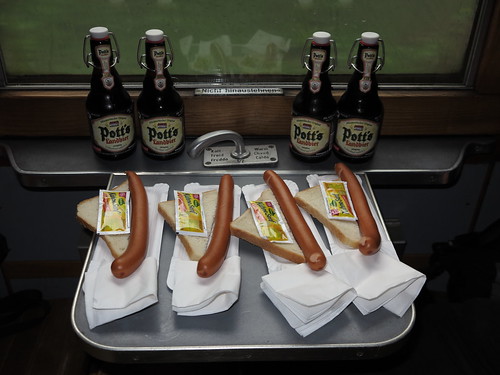Potts Landbier zu Bockwurst mit Brot und Senf (auf der Dampflokfahrt von der Zeche Zollverein zurück nach Osnabrück)