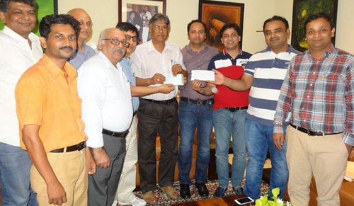 Jamia alumni handing over cheque to VC