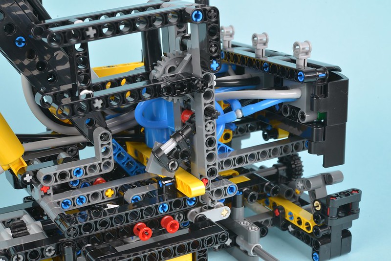 LEGO Technic Volvo EW160E review | Brickset