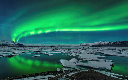 Spectacular aurora display over Jökulsárlón, Iceland