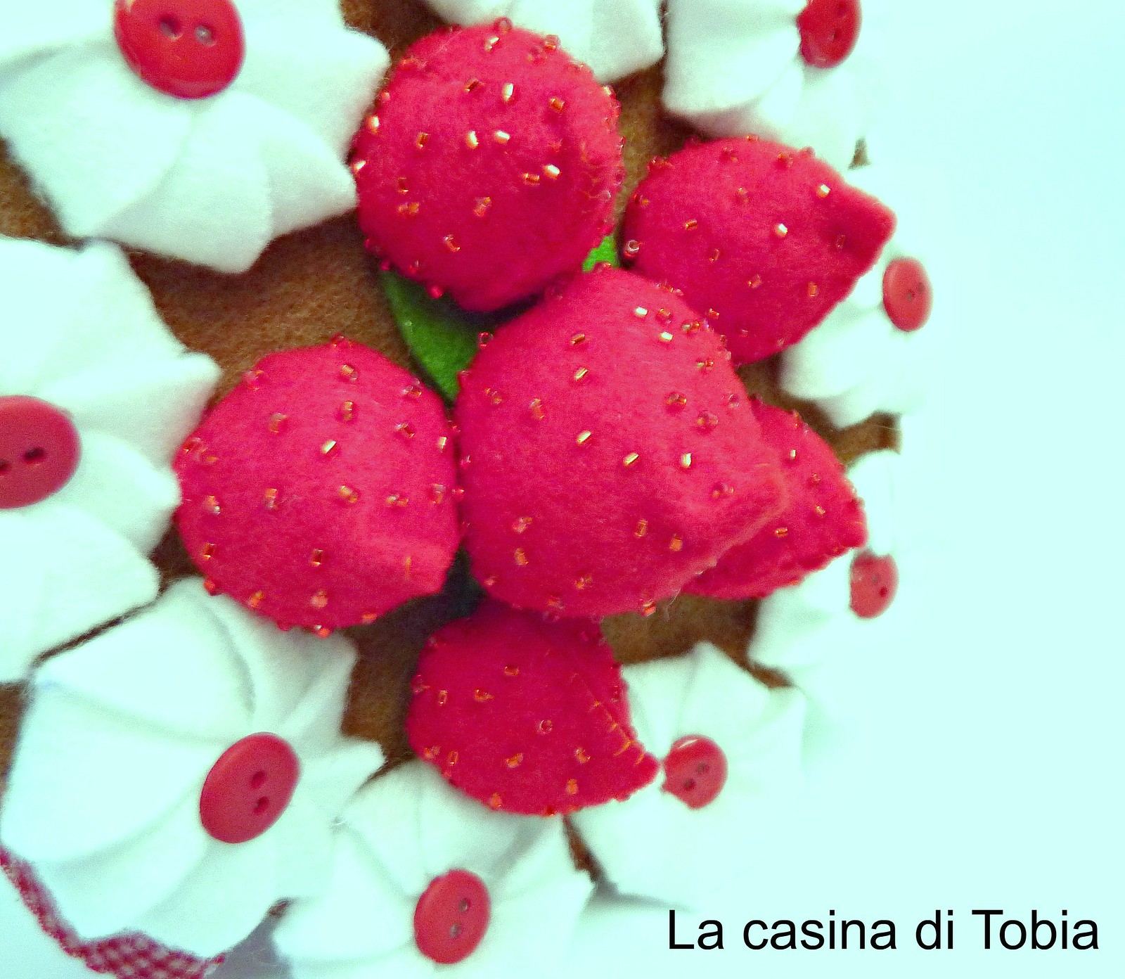 torta di feltro con fragole e meringhe fatte a mano da La casina di Tobia
