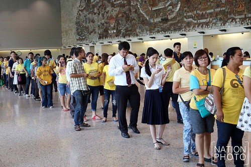 People queuing to buy Thailand commemorative note