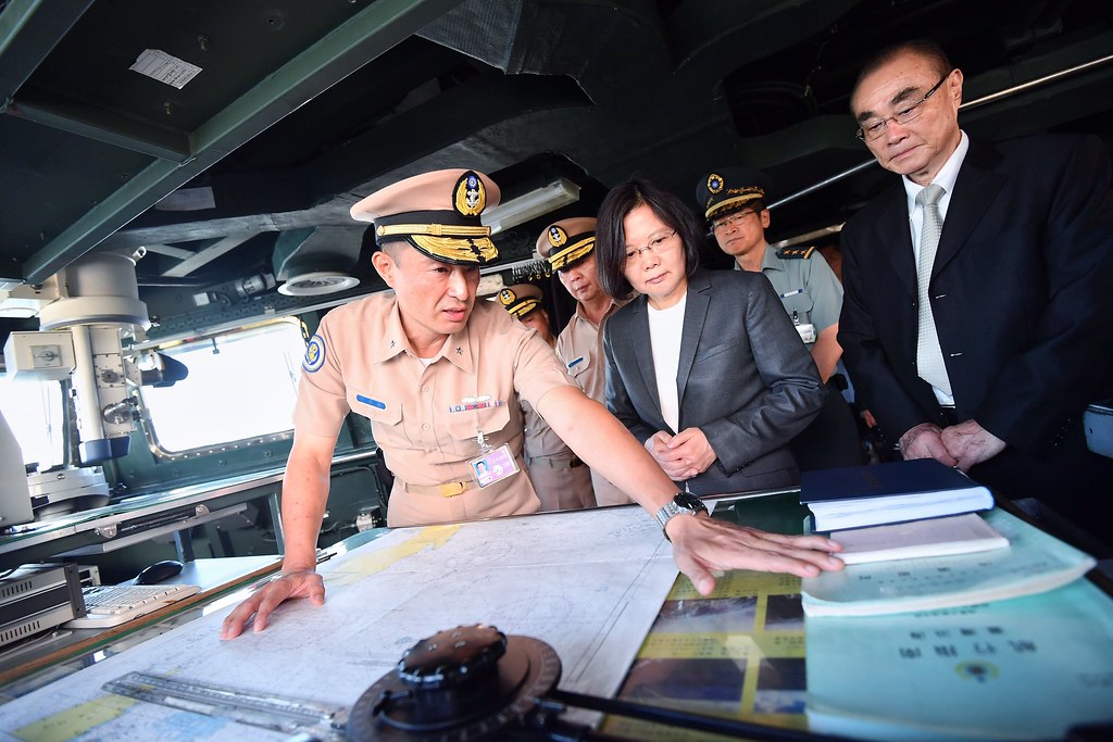 總統蔡英文（中）視察準備出巡到太平島的海軍迪化艦。（總統府提供）