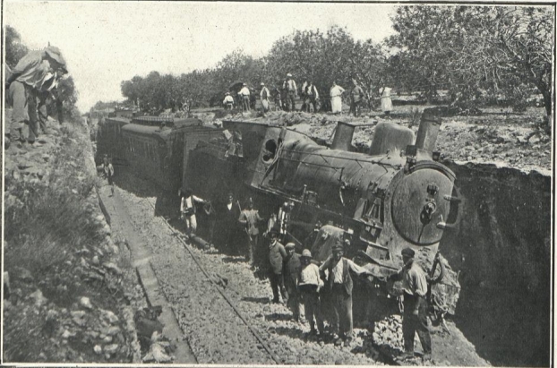 Imatge del tren València-Barcelona descarrilat per una esllavissada a les vies del ferrocarril, passada l’estació de l’Ampolla, com a conseqüència del fort aiguat caigut el 31 d’agost de 1926