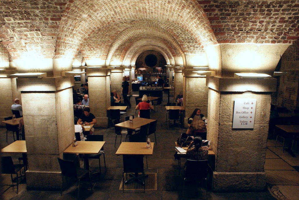 Le café-restaurant dans la crypte de l'église St Martin in the fields à Londres.