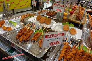P1060793 Fritangas en el supermercado Gourmet City (Fukuoka) 14-07-2010