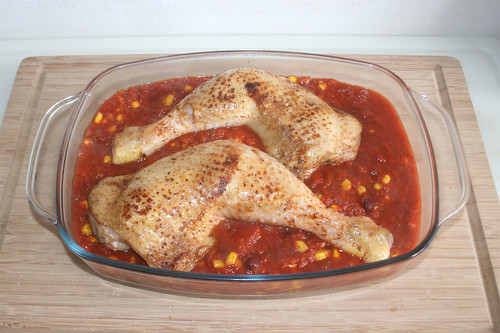22 - Hähnchenschenkel & Tomatensauce in Auflaufform geben / Put chicken legs & tomato sauce in casserole