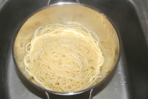 16 - Spaghetti abtropfen lassen / Drain spaghetti