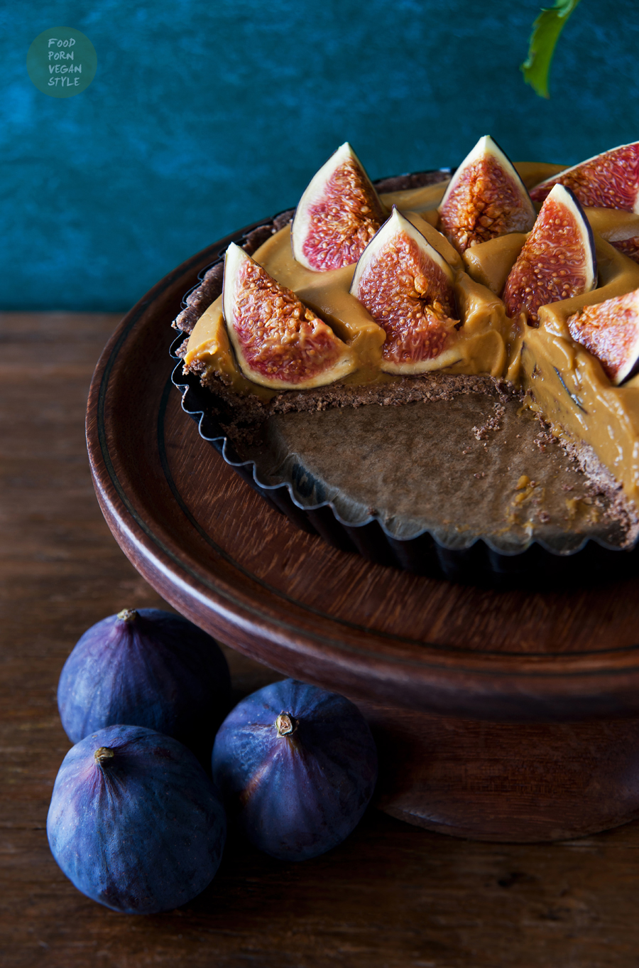Vegan carob tart with pumpkin-millet pudding and figs