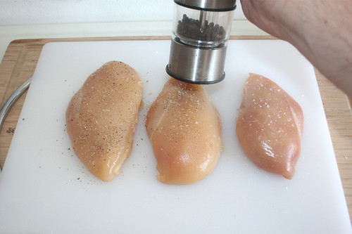 16 - Hähnchenbrust mit Salz & Pfeffer würzen / Season chicken breasts with salt & pepper