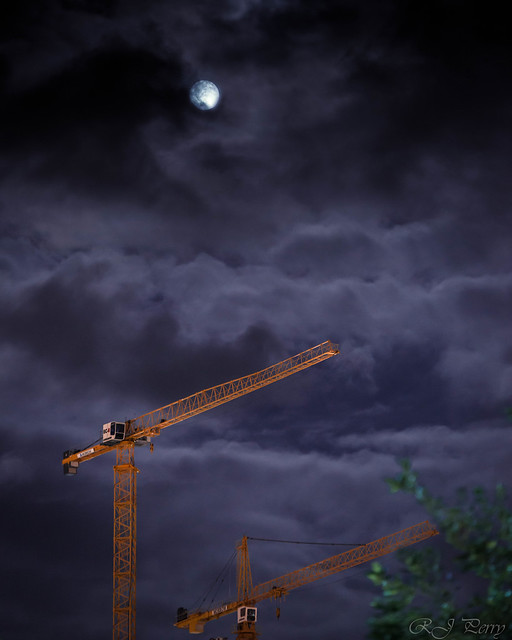 Fullmoon over Construction
