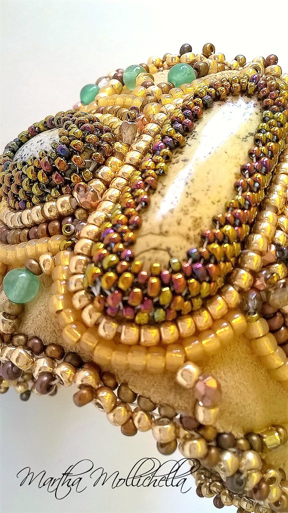 diaspro paesaggio, avventurina, collana, ciondolo, bracciale bead embroidery ricamato a mano da Martha Mollichella