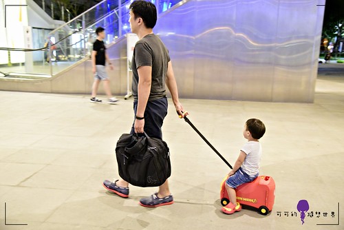 「美國 VRUM」－可拖拉可乘坐的兒童卡通造型行李箱。鋼鐵人