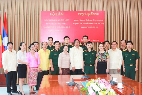 Đoàn Đại biểu chụp ảnh lưu niệm tại buổi làm việc tiếp nhận lưu học sinh Lào