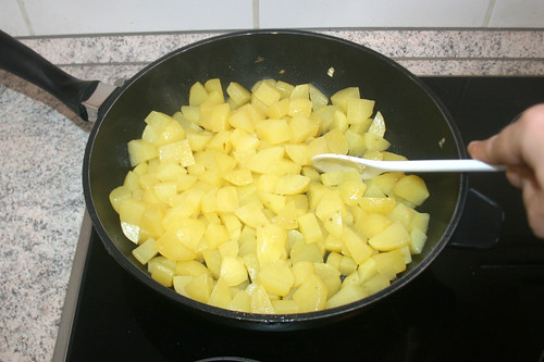 34 - Kartoffeln anbraten / Roast potatoes